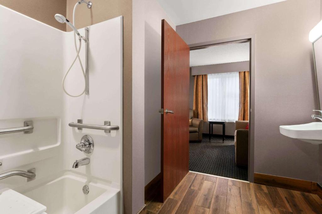 Lancaster Suites photo