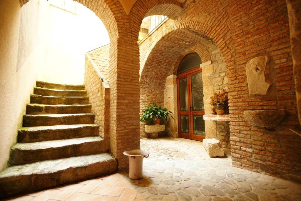 un bâtiment avec un escalier et un mur en briques dans l'établissement B&B Sciabakè, à Polizzi Generosa