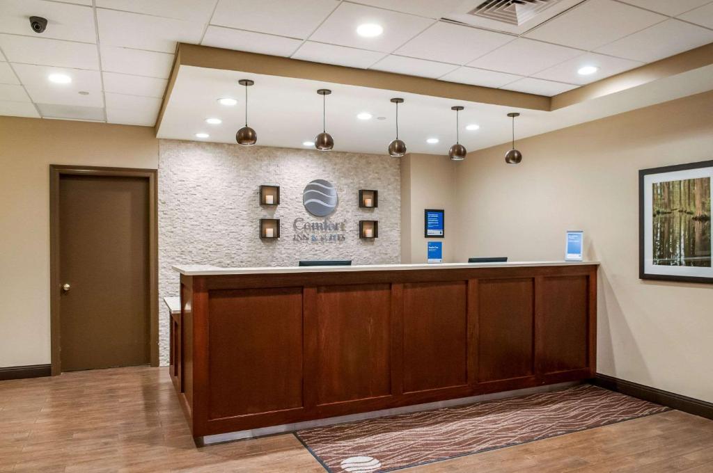 a waiting room at a dental office at Comfort Inn & Suites At Copeland Tower in Metairie