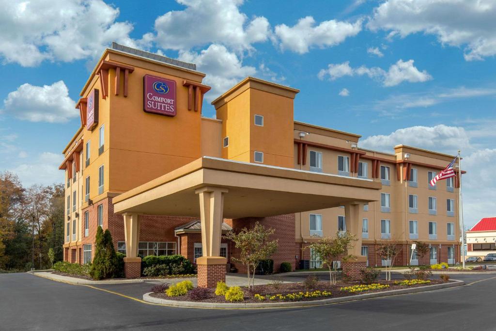 un hotel con un cartel en el lateral de un edificio en Comfort Suites, en Seaford