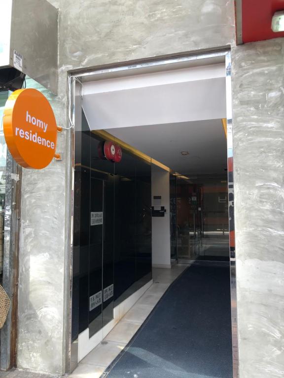 uma entrada para um edifício de escritórios com uma porta aberta em Homy Residence em Hong Kong
