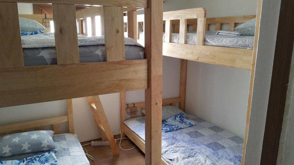 Palanda nebo palandy na pokoji v ubytování Friends of Loft