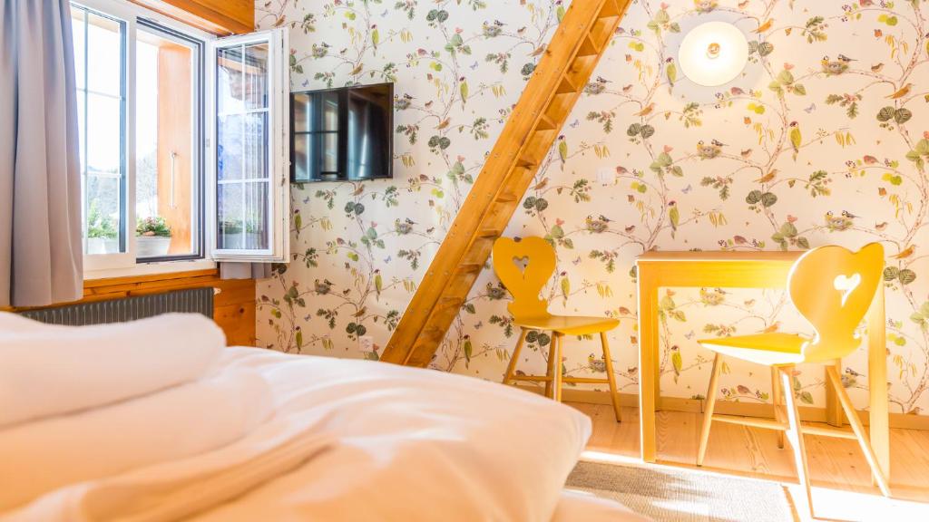 Postel nebo postele na pokoji v ubytování Gasthaus Brünig Kulm