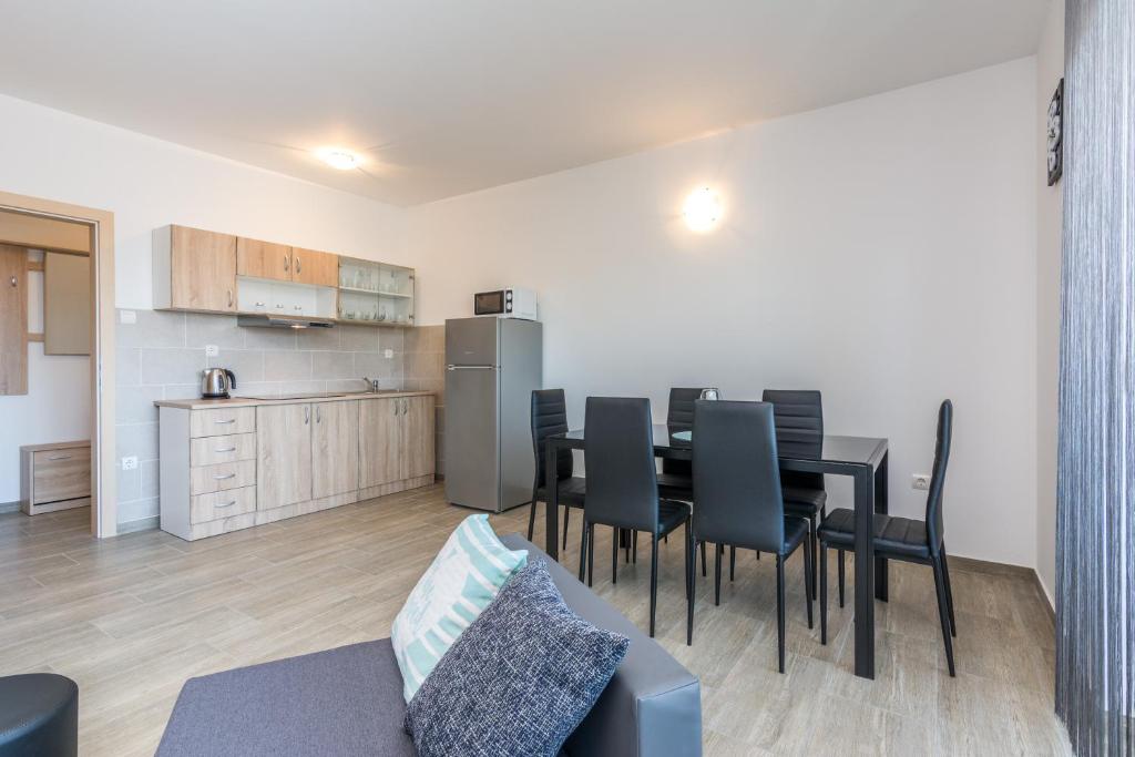 Kuchyň nebo kuchyňský kout v ubytování Pasko 2 modern furnished ap for 7
