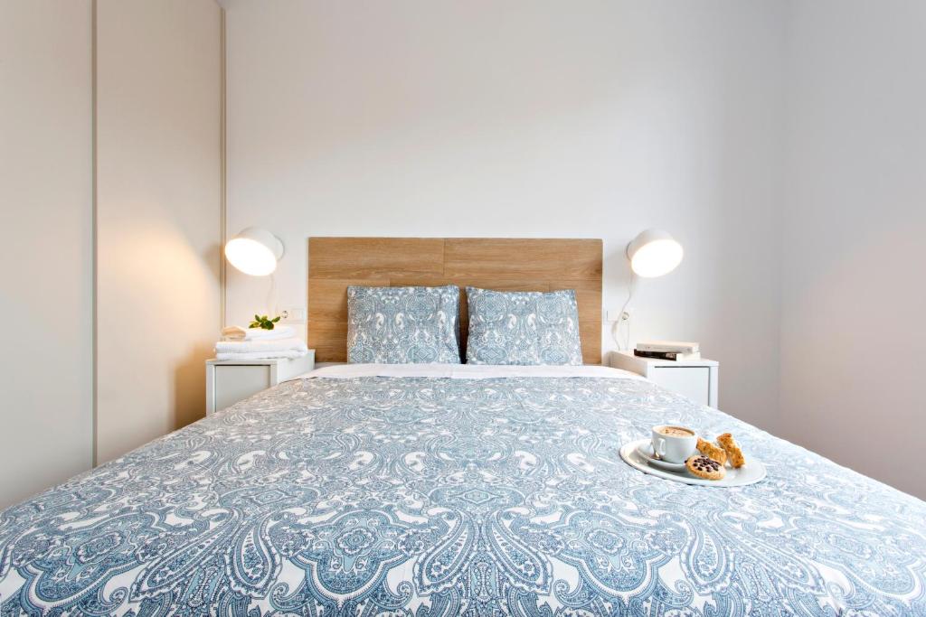 A bed or beds in a room at Apartamentos Logroño - Centro - Espolón