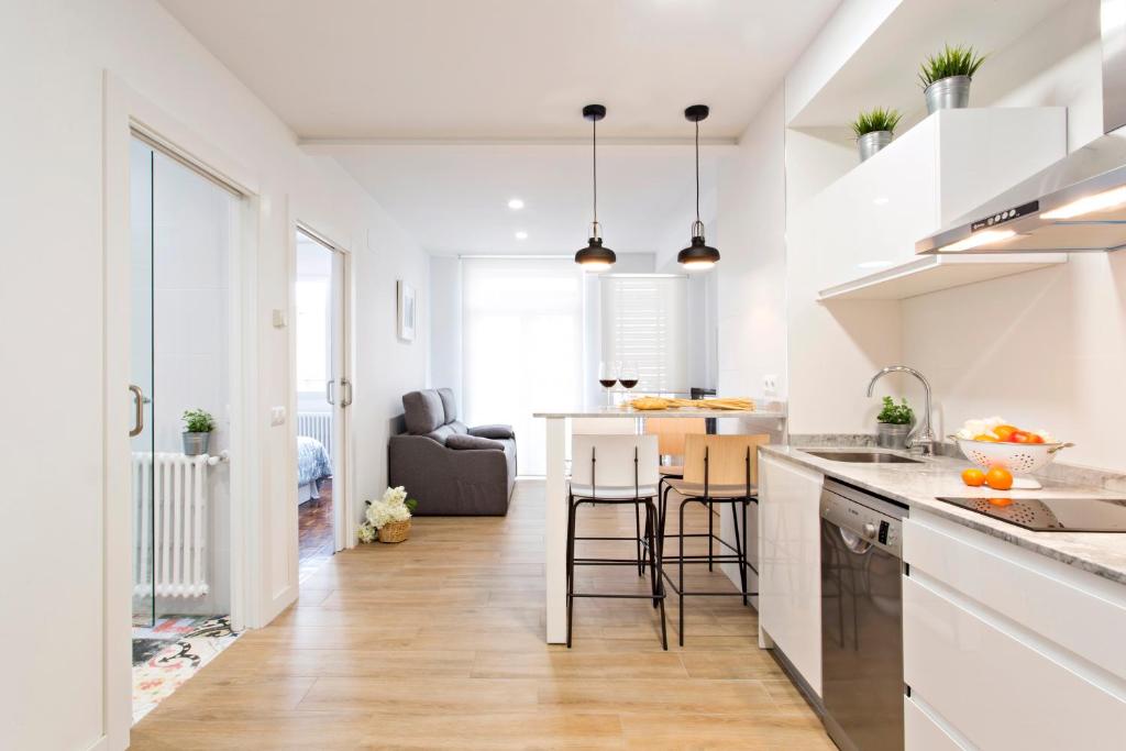 A kitchen or kitchenette at Apartamentos Logroño - Centro - Espolón