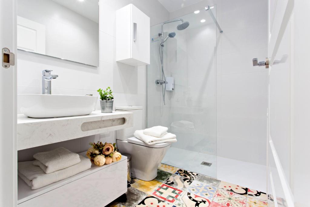 A bathroom at Apartamentos Logroño - Centro - Espolón