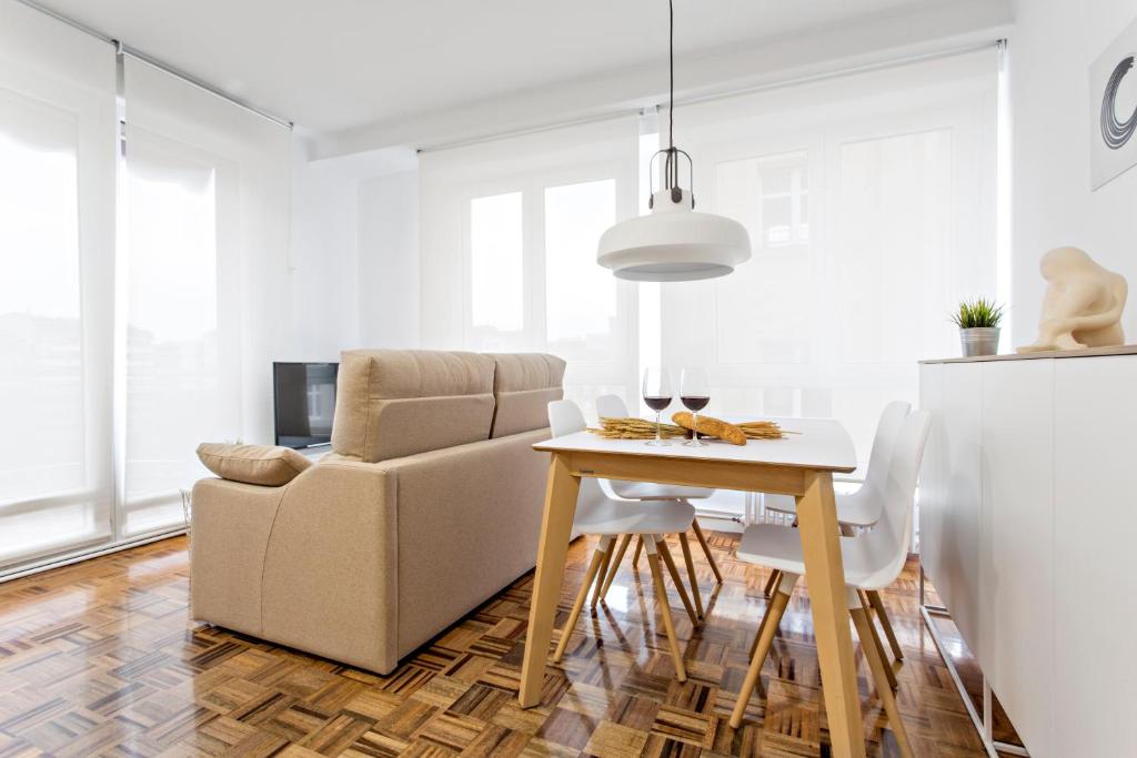 A seating area at Apartamentos Logroño - Centro - Espolón