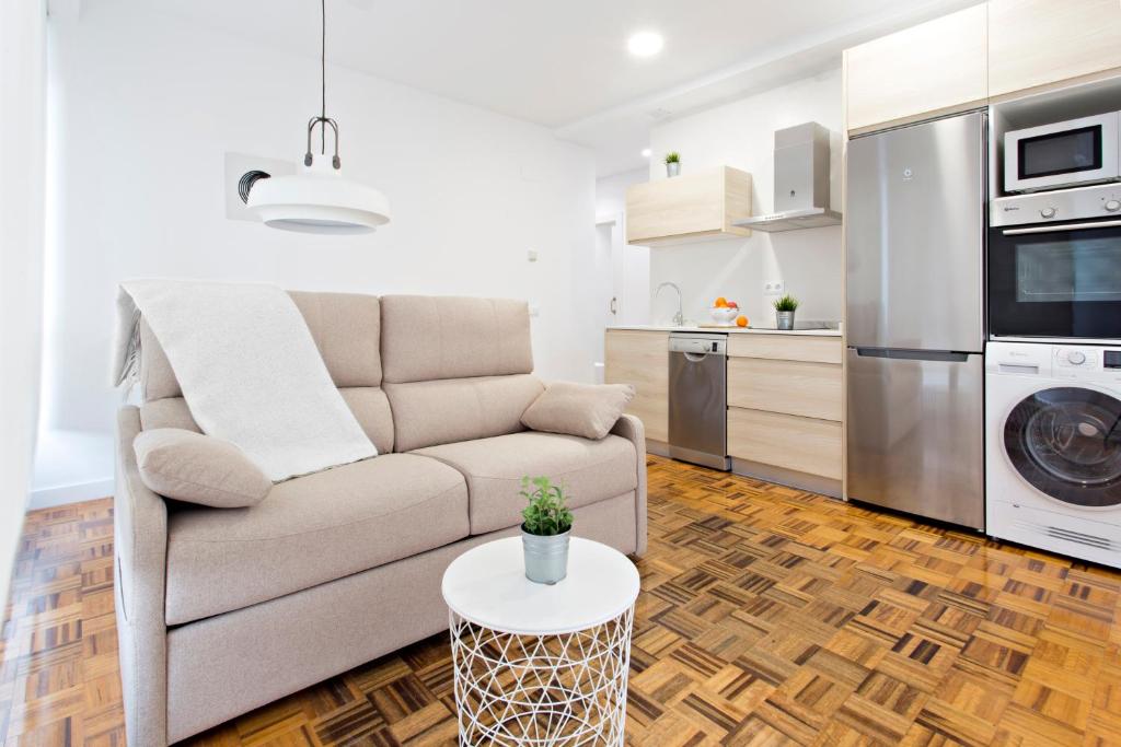 A kitchen or kitchenette at Apartamentos Logroño - Centro - Espolón