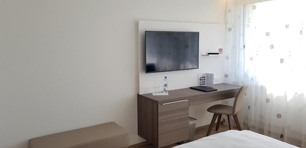 TV a/nebo společenská místnost v ubytování Hotel Al Ponte