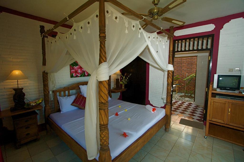 Llit o llits en una habitació de Puri Oka Beach Bungalows