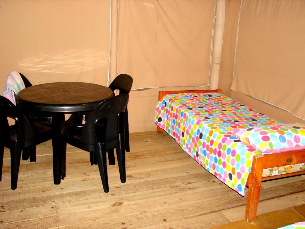 een kleine tafel en een bed in een kamer bij Hindthausen in Knysna