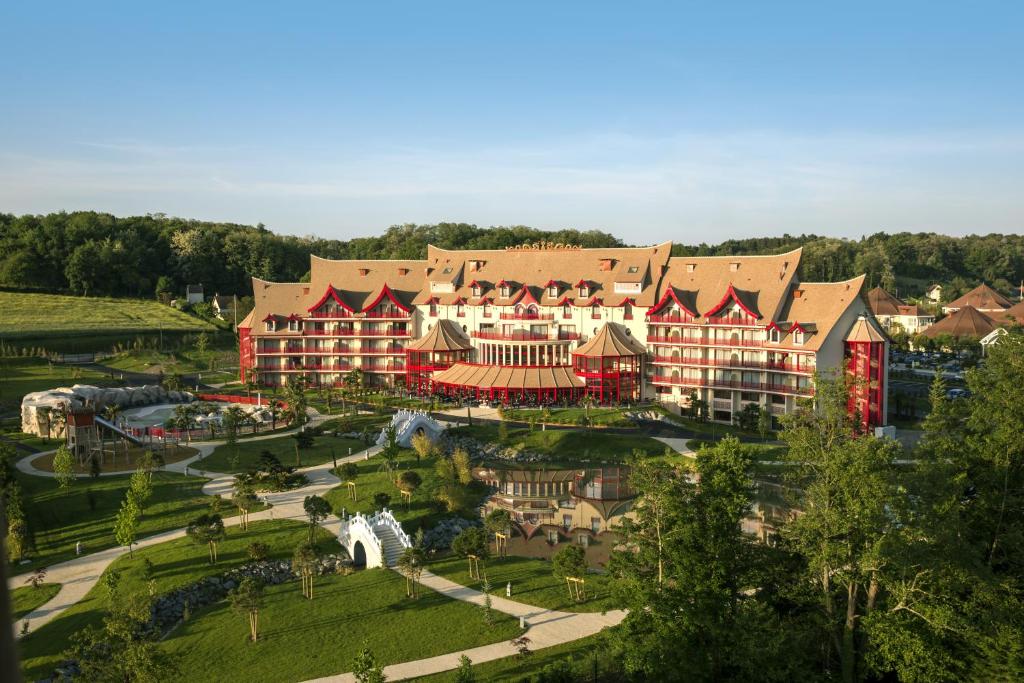 eine Luftansicht eines Resorts mit einem großen Gebäude in der Unterkunft Les Pagodes de Beauval in Saint-Aignan