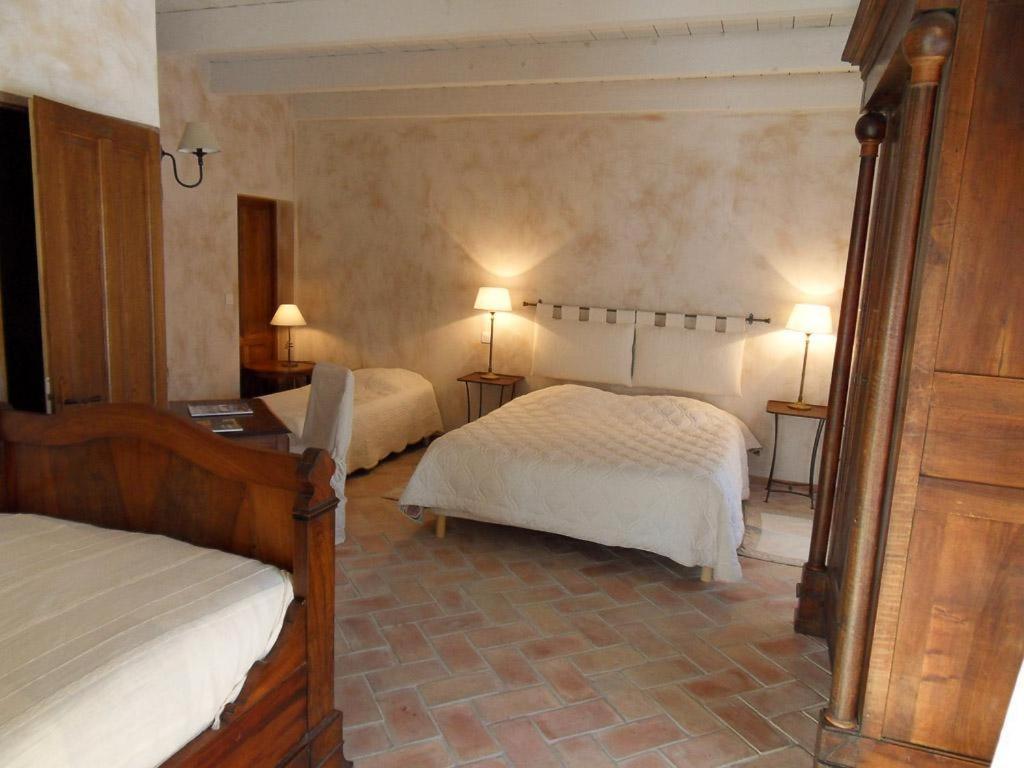 een hotelkamer met twee bedden en twee lampen bij Le Côté d'Elle in Niozelles