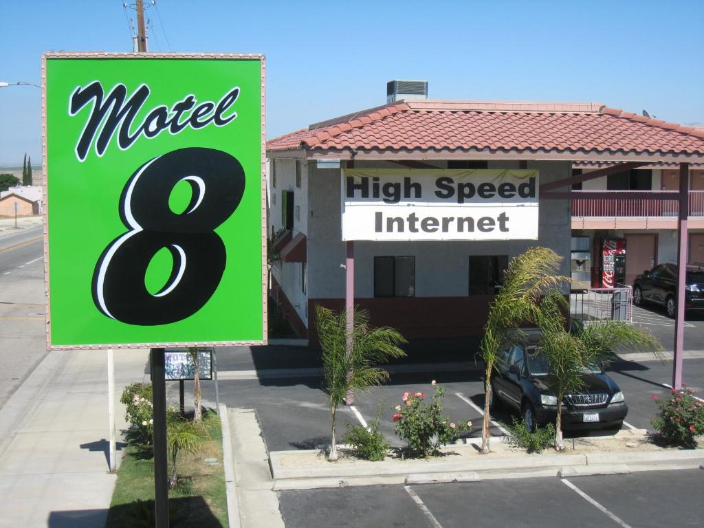 una señal para un motel con conexión a internet de alta velocidad en Motel 8 Maricopa, en Maricopa