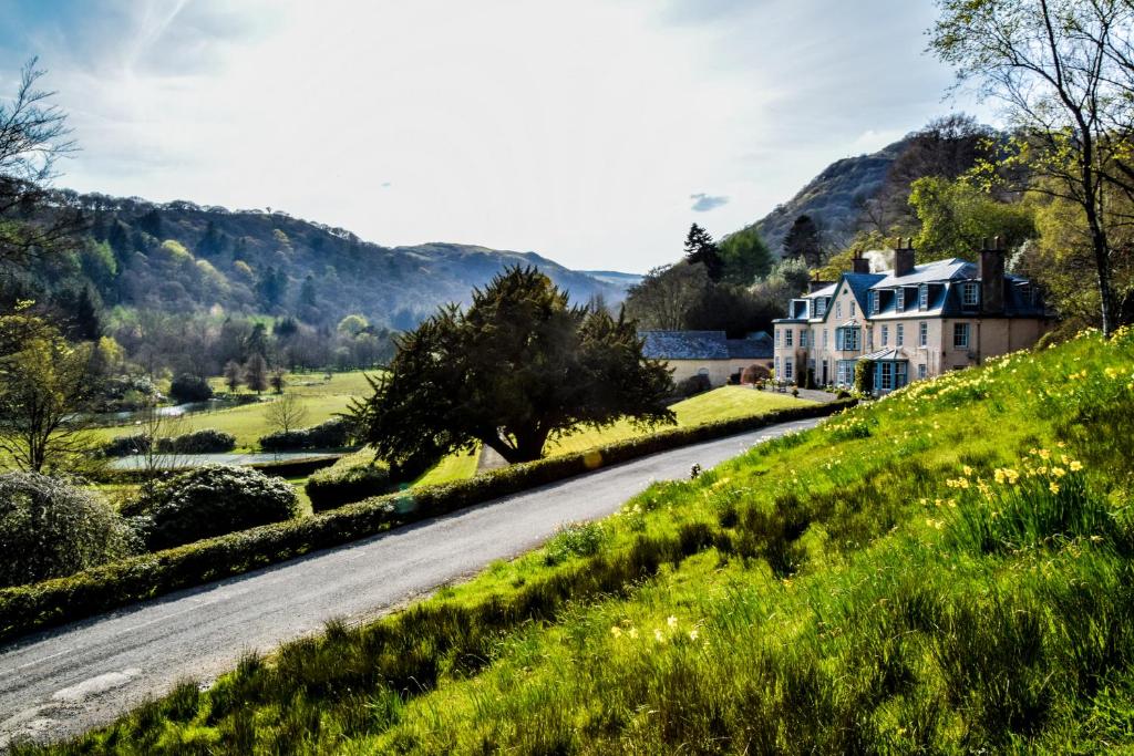 una casa su una collina accanto a una strada di The Old House, Llwyn Madoc a Llanwrtyd Wells