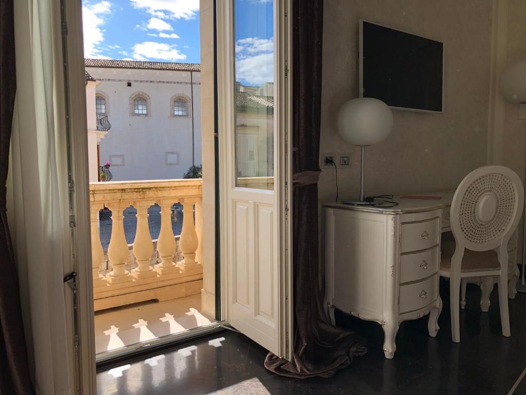 TV a/nebo společenská místnost v ubytování Palazzo Favacchio - Patanè