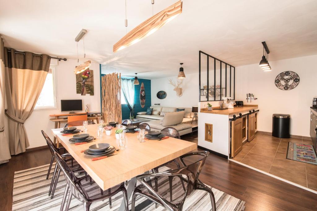 a dining room and living room with a table and chairs at T4 8 personnes de grand standing classé 4 étoiles en plein centre de Saint Lary Soulan in Saint-Lary-Soulan