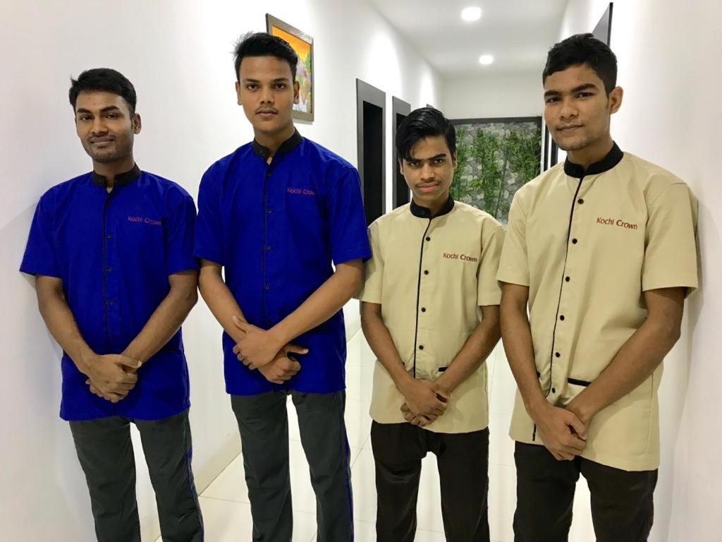 Členové personálu v ubytování Hotel Kochi Crown