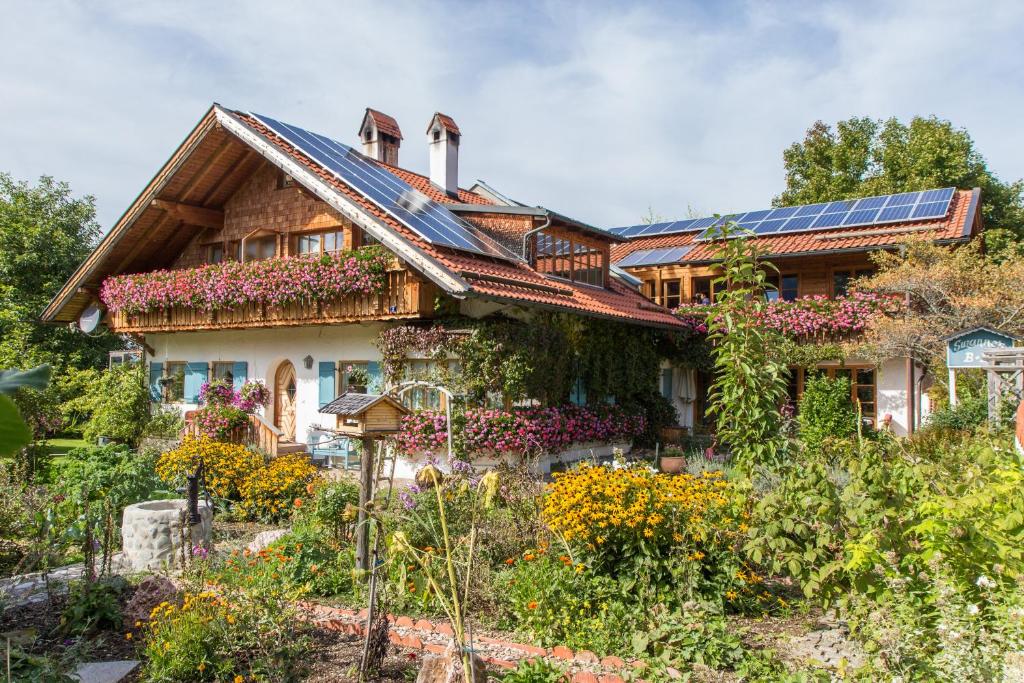 een huis met zonnepanelen op het dak bij Suzanne's B&B & Gardens in Füssen