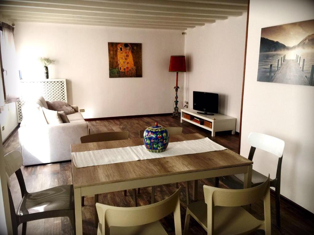 A television and/or entertainment centre at Palazzo Bianchetti