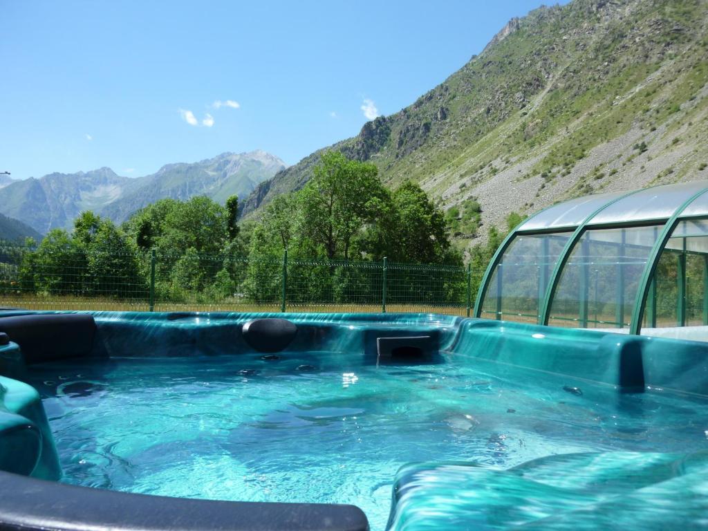 d'un bain à remous avec des montagnes en arrière-plan. dans l'établissement L'Edelweiss, à La Chapelle-en-Valgodemard