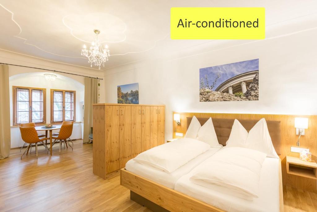 1 dormitorio con 1 cama y comedor en Altes Backhaus en Eisenstadt