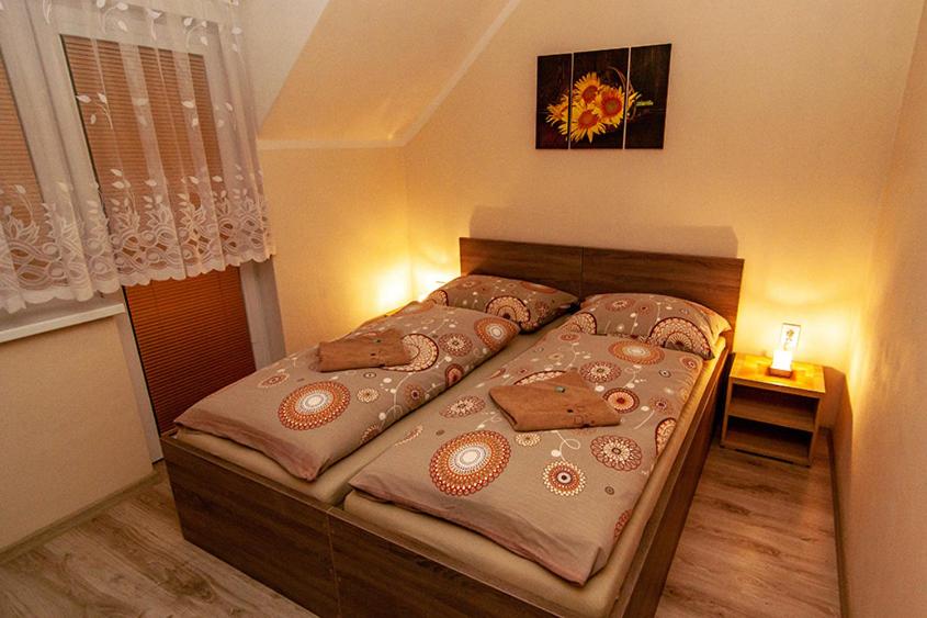Posteľ alebo postele v izbe v ubytovaní Apartmány Ďurik