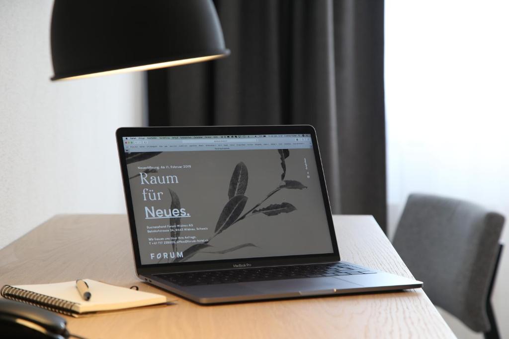 TV a/nebo společenská místnost v ubytování Forum - das Business & Lifestylehotel