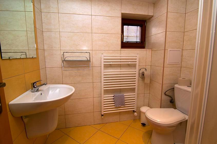 Kúpeľňa v ubytovaní Apartmány Ďurik