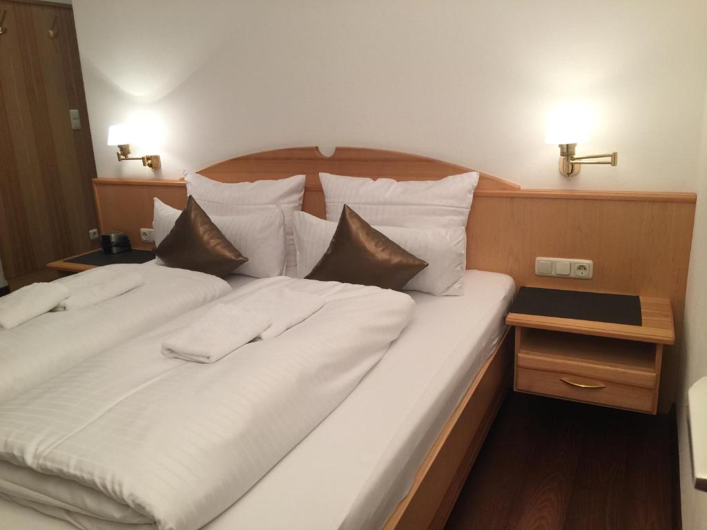 Postel nebo postele na pokoji v ubytování Hotel Strasser