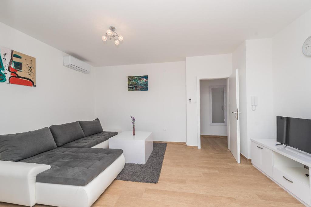Telewizja i/lub zestaw kina domowego w obiekcie Andy 2 modern & centrally ap with a pool