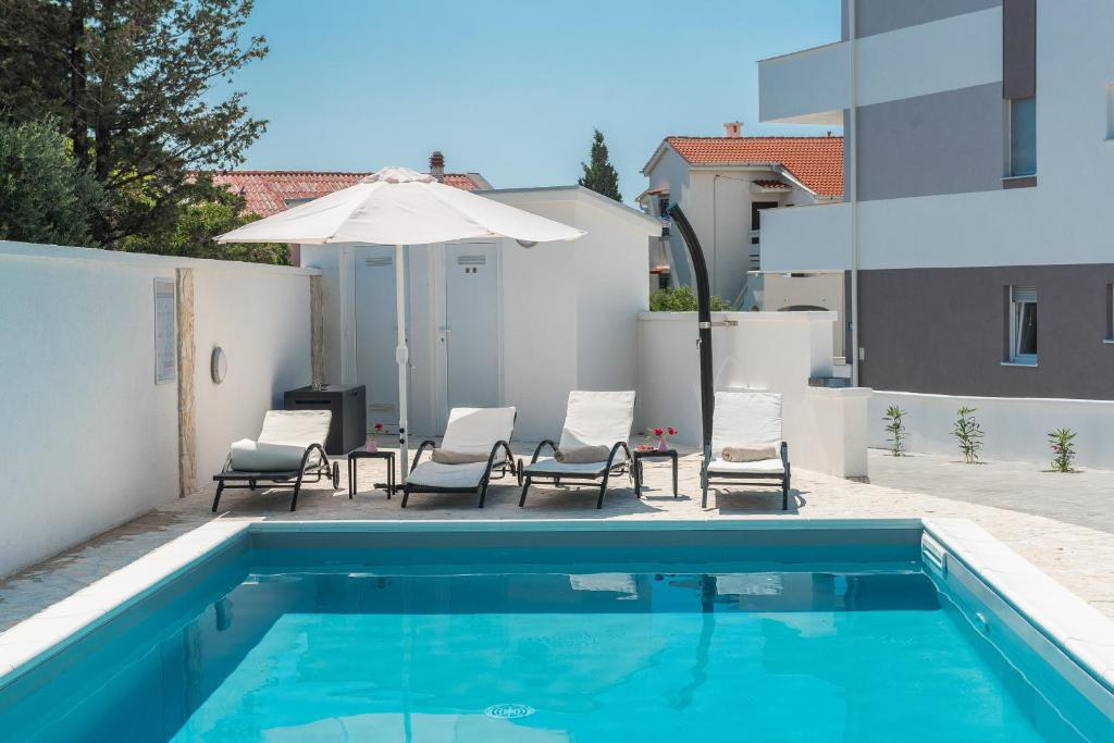 Basen w obiekcie Andy 2 modern & centrally ap with a pool lub w pobliżu
