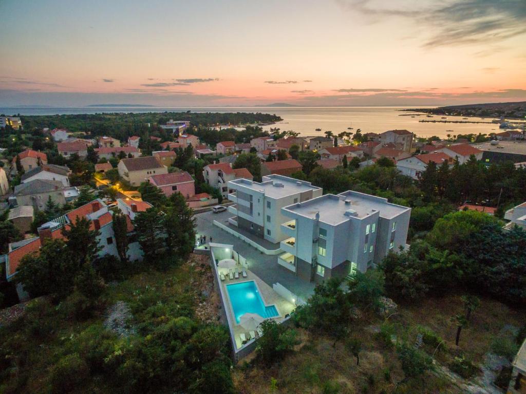z góry widok na miasto z domem w obiekcie Andy 2 modern & centrally ap with a pool w Novalji