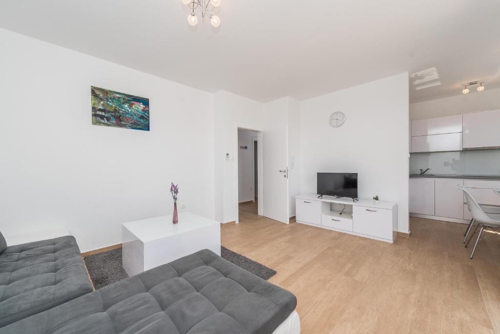 Kuchnia lub aneks kuchenny w obiekcie Andy 2 modern & centrally ap with a pool