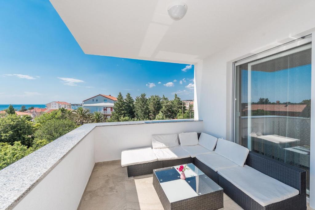 Balkon lub taras w obiekcie Andy 2 modern & centrally ap with a pool