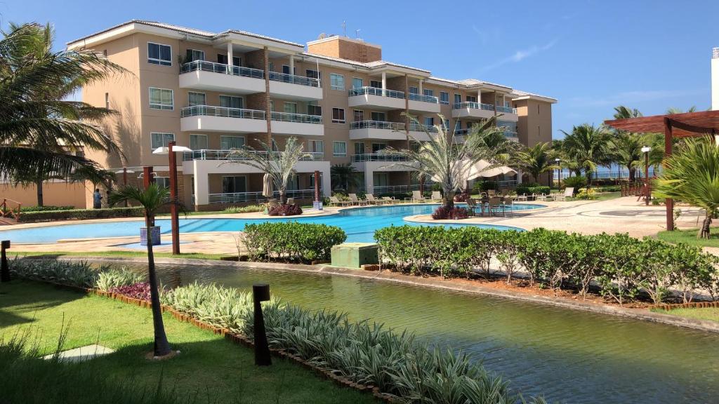 um resort com piscina e um edifício em Apartamento Breezes do Cumbuco - TÉRREO o famoso pé na areia em Cumbuco