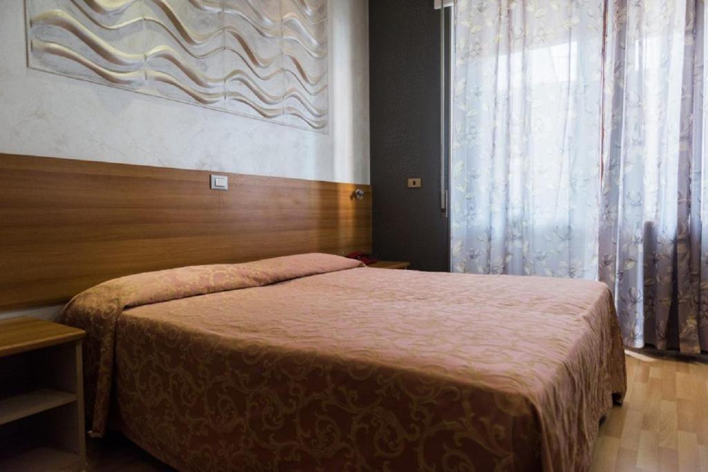 Postel nebo postele na pokoji v ubytování Hotel Royal