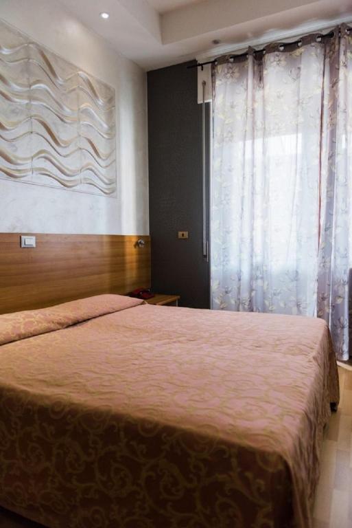 Postel nebo postele na pokoji v ubytování Hotel Royal