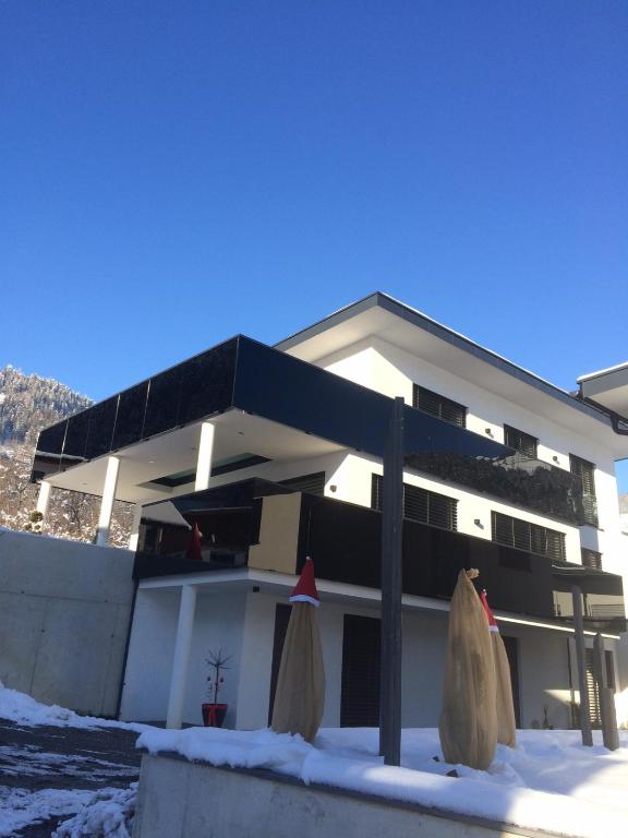 プルツにあるApart Karinの雪の黒屋根の建物