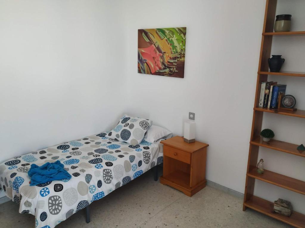 sypialnia z łóżkiem i półką na książki w obiekcie Piso JMAM Centro w mieście Puerto del Rosario