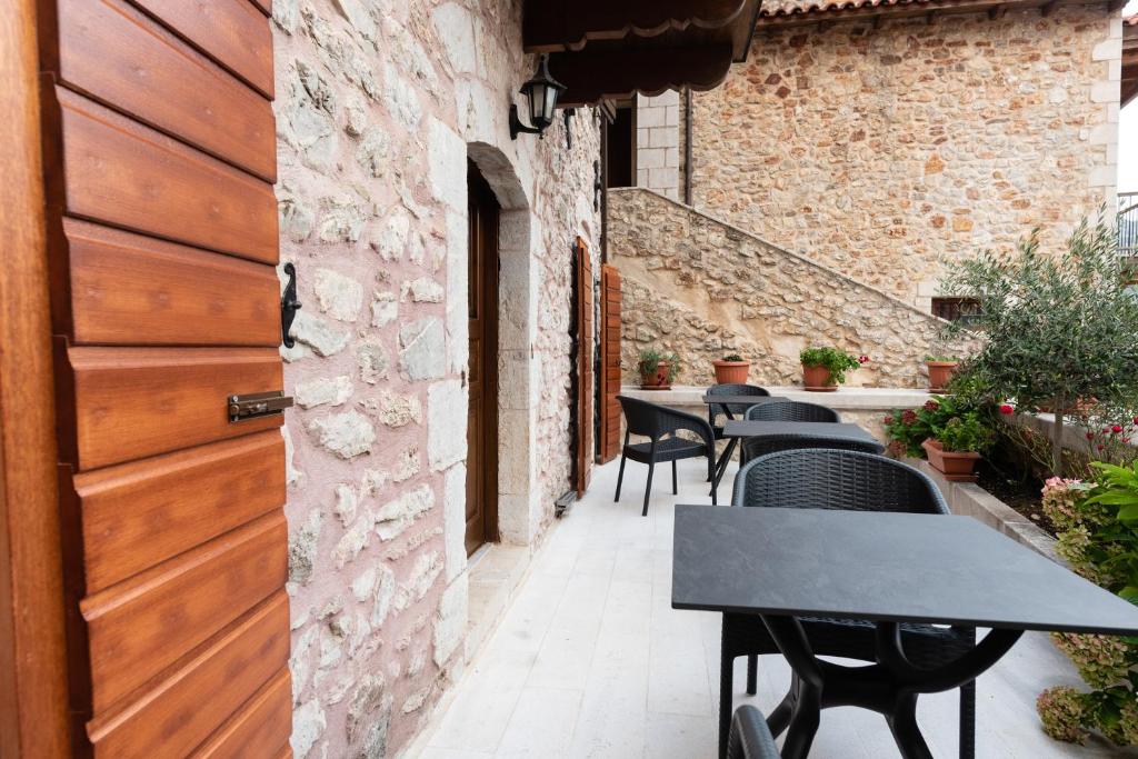 Patio alebo iná vonkajšia časť ubytovania Kaza Guesthouse