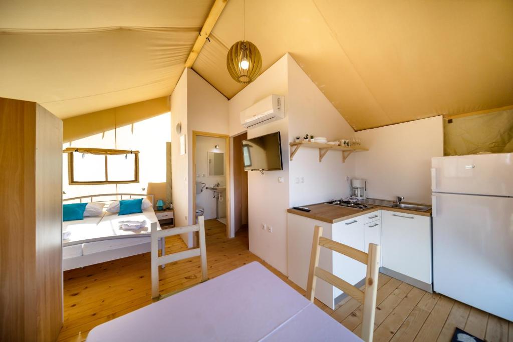 Kuchyňa alebo kuchynka v ubytovaní Krk glamping village