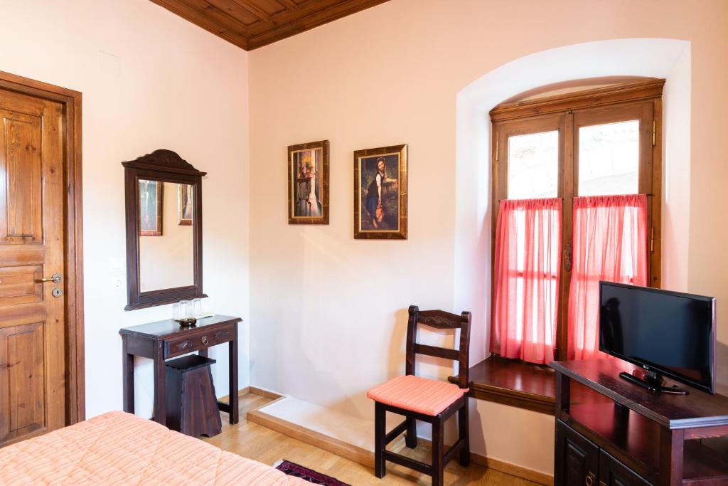 Televízia a/alebo spoločenská miestnosť v ubytovaní Kaza Guesthouse