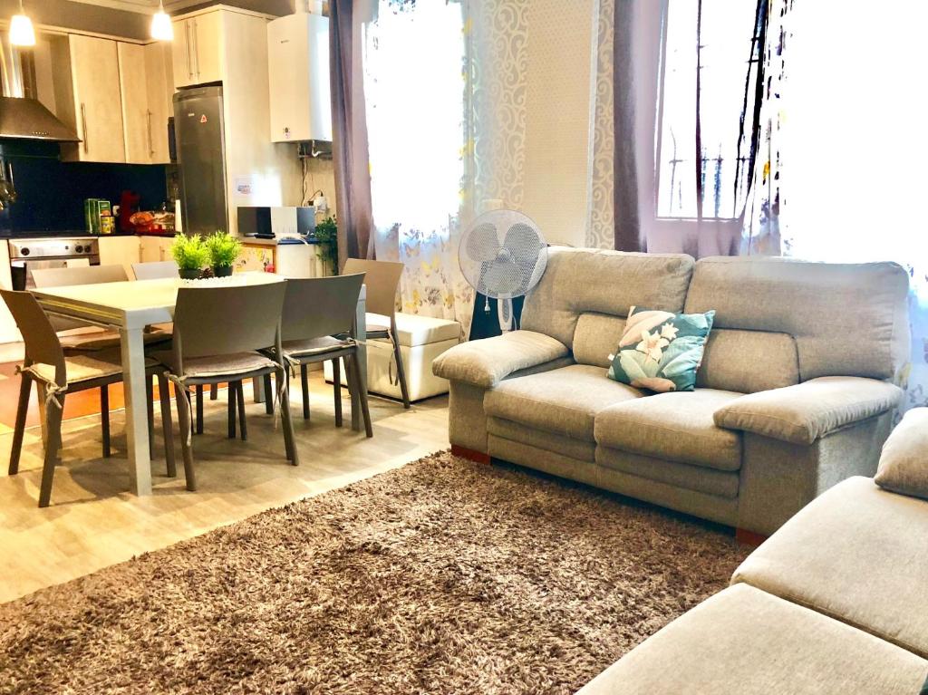 sala de estar con sofá y mesa en Bilboflat en Bilbao