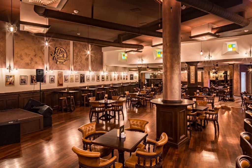 Reštaurácia alebo iné gastronomické zariadenie v ubytovaní Hotel Diplomat