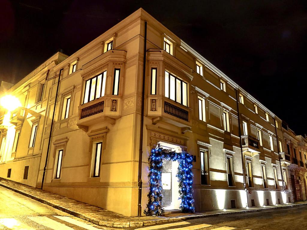 Um edifício com uma coroa de Natal. em Torrione Hotel em Reggio di Calabria