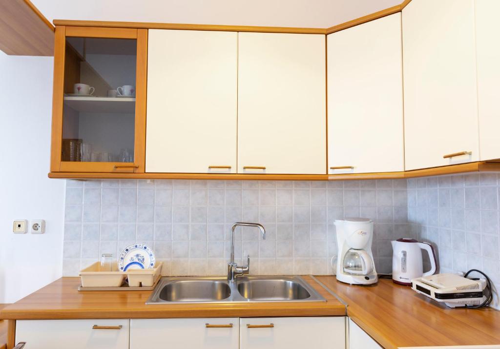 Kuchnia lub aneks kuchenny w obiekcie Sunrise Beachfront Apartment