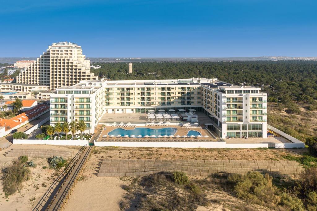 una vista aérea de un hotel con un complejo en Hotel Apartamento Dunamar, en Monte Gordo