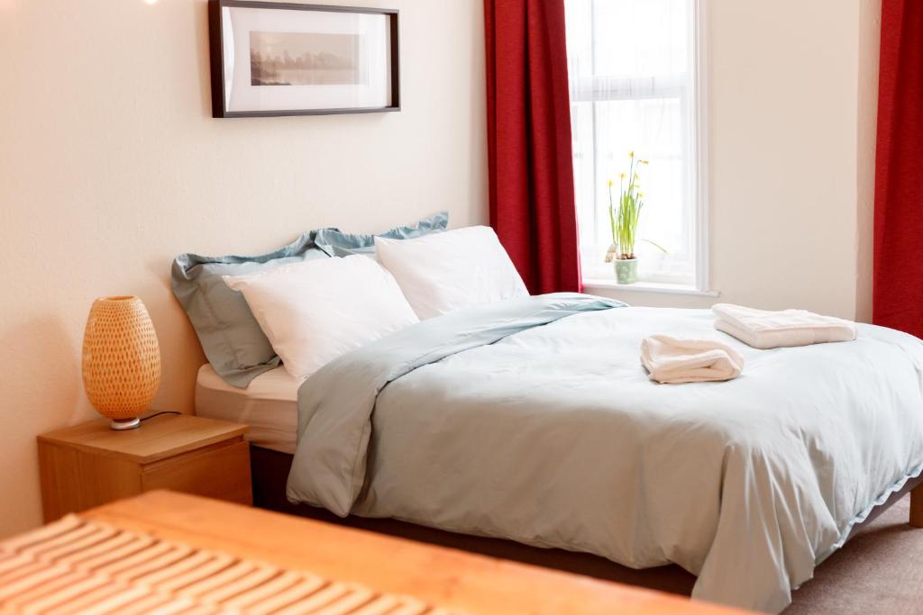 Stylish Town Centre Apartment Close to Beach and Shops - One-Bedroom Apartment